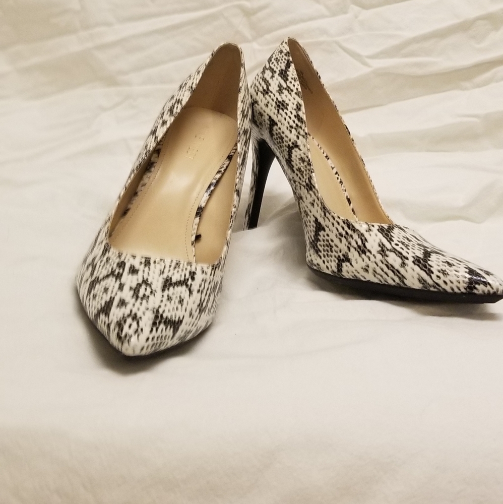 Nine West Snake skin pumps. Black and white. Size 9